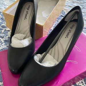 Easy Street Black 7 WW Dress Pumps